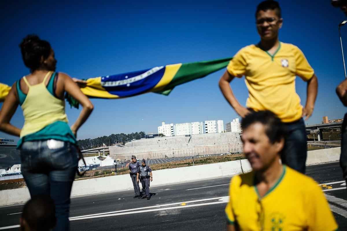 Torcedores de Brasil e Crocia chegaram com mais de quatro horas de antecedncia para assistir primeiro jogo da Copa do Mundo