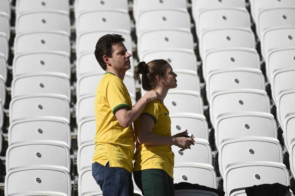 Torcedores dentro do Itaquero na abertura da Copa