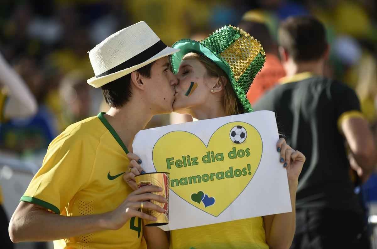 Torcedores dentro do Itaquero na abertura da Copa