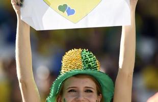 Torcedores dentro do Itaquero na abertura da Copa