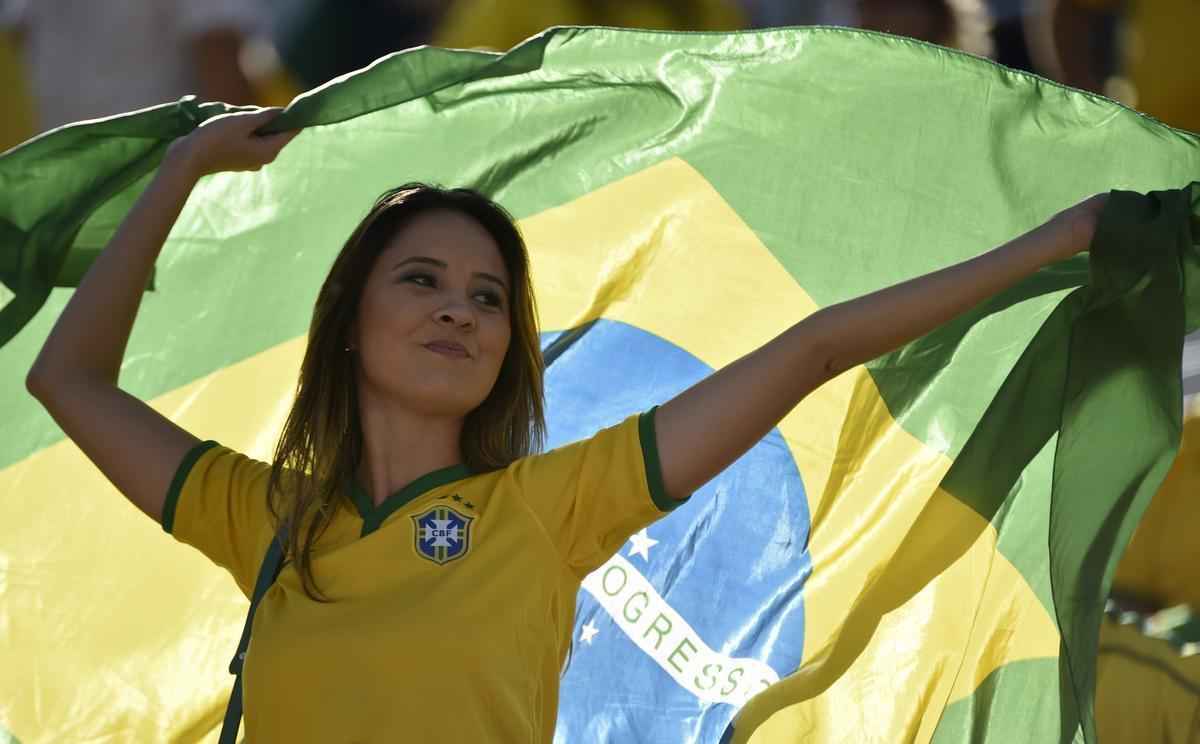 Torcedores dentro do Itaquero na abertura da Copa