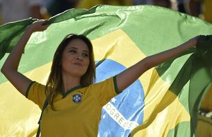 Torcedores dentro do Itaquero na abertura da Copa