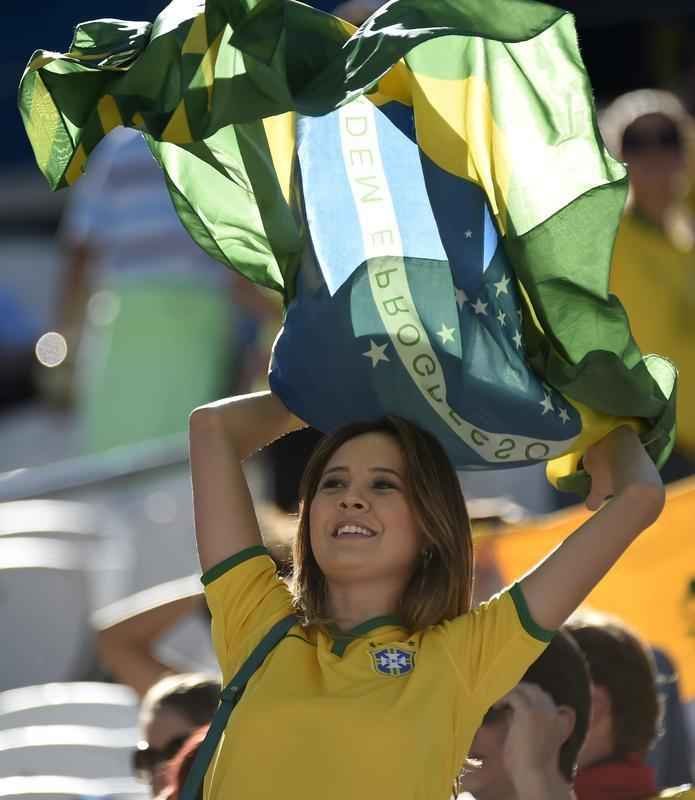 Torcedores dentro do Itaquero na abertura da Copa