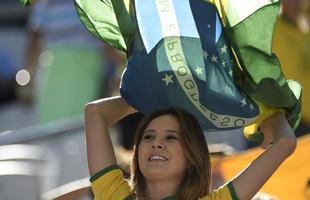 Torcedores dentro do Itaquero na abertura da Copa