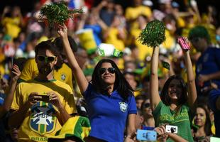 Torcedores dentro do Itaquero na abertura da Copa