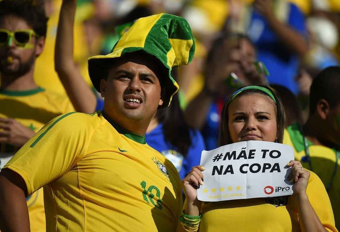 Torcedores dentro do Itaquero na abertura da Copa