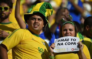 Torcedores dentro do Itaquero na abertura da Copa