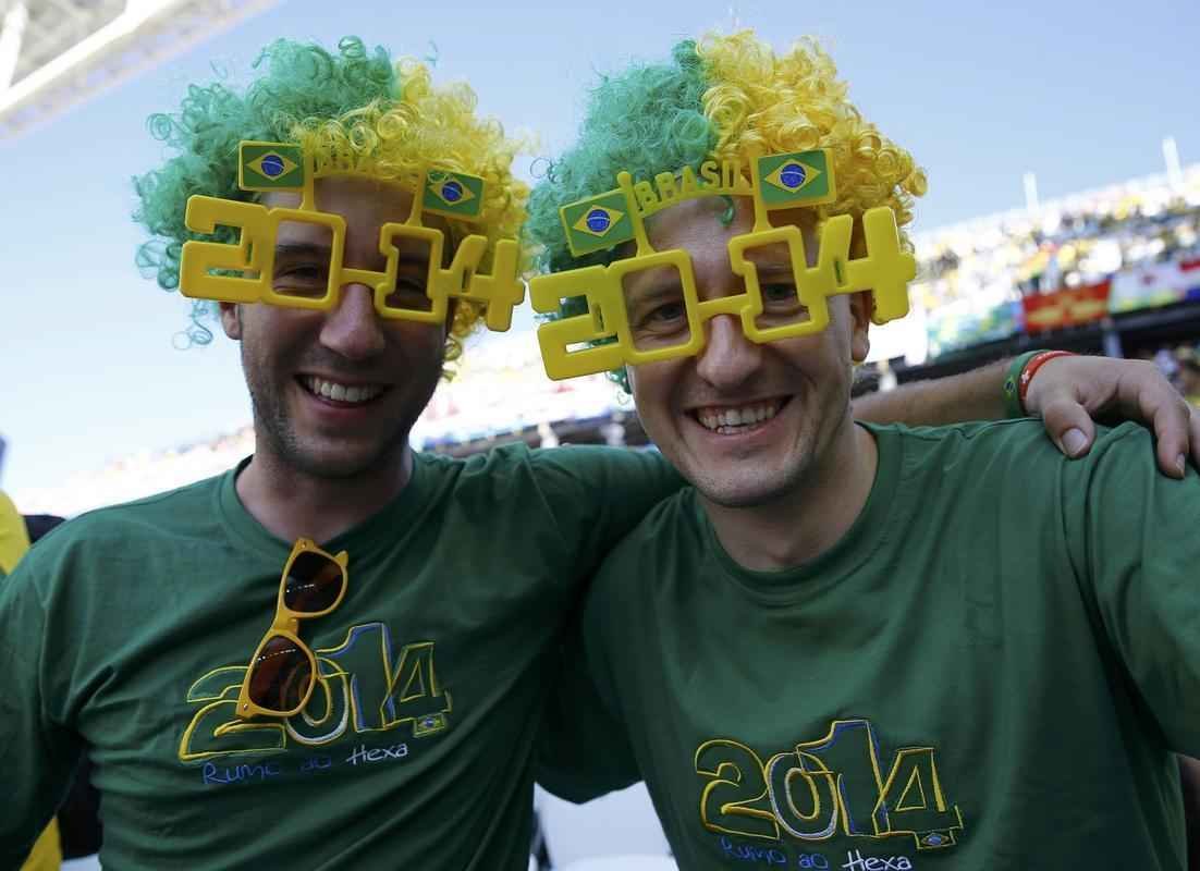 Torcedores dentro do Itaquero na abertura da Copa