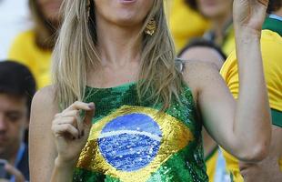 Torcedores dentro do Itaquero na abertura da Copa