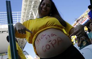 Torcedores dentro do Itaquero na abertura da Copa