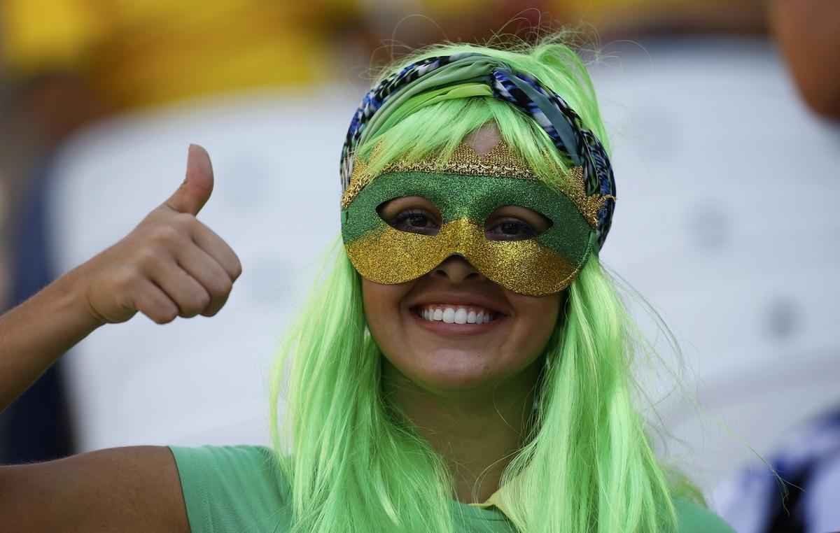 Torcedores dentro do Itaquero na abertura da Copa