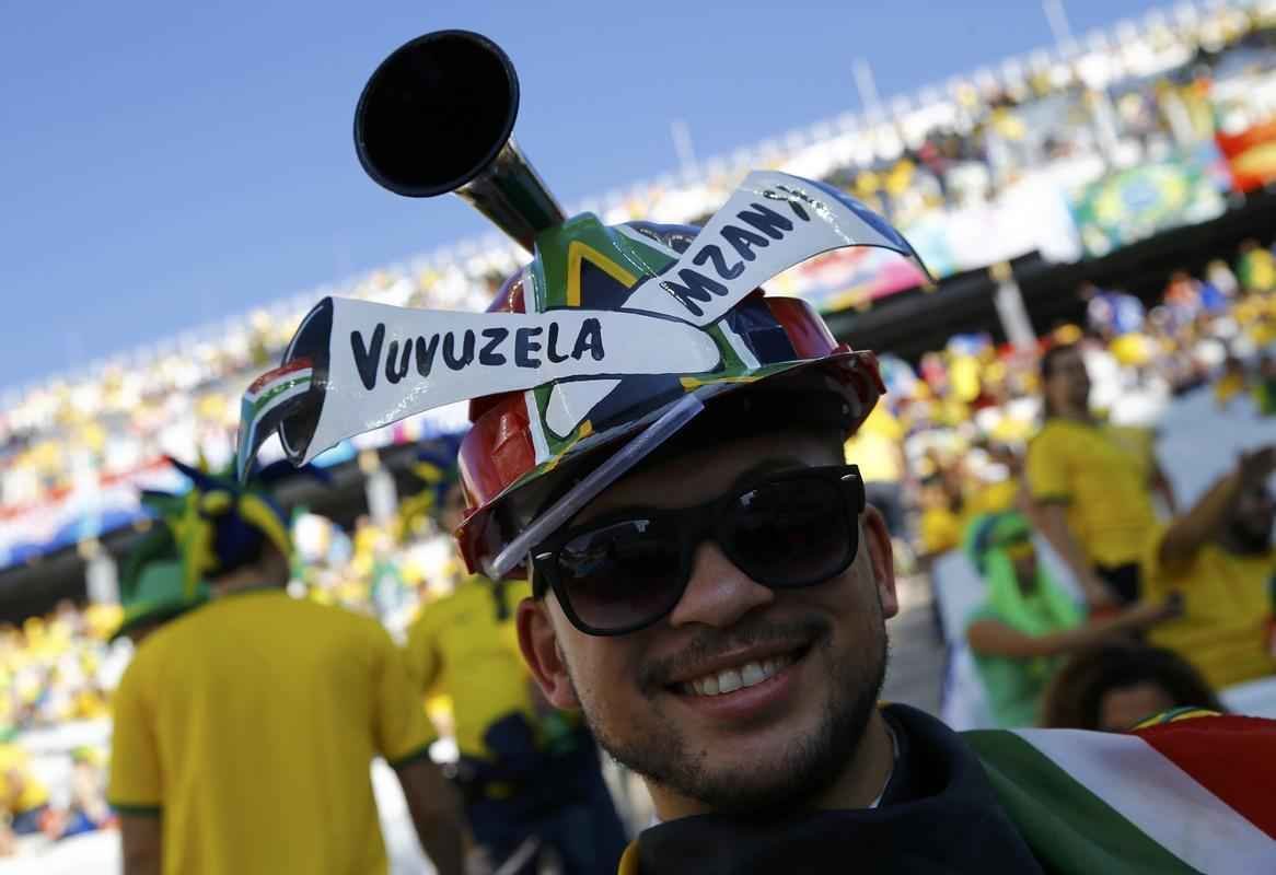 Torcedores dentro do Itaquero na abertura da Copa