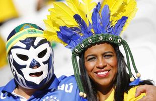 Torcedores dentro do Itaquero na abertura da Copa