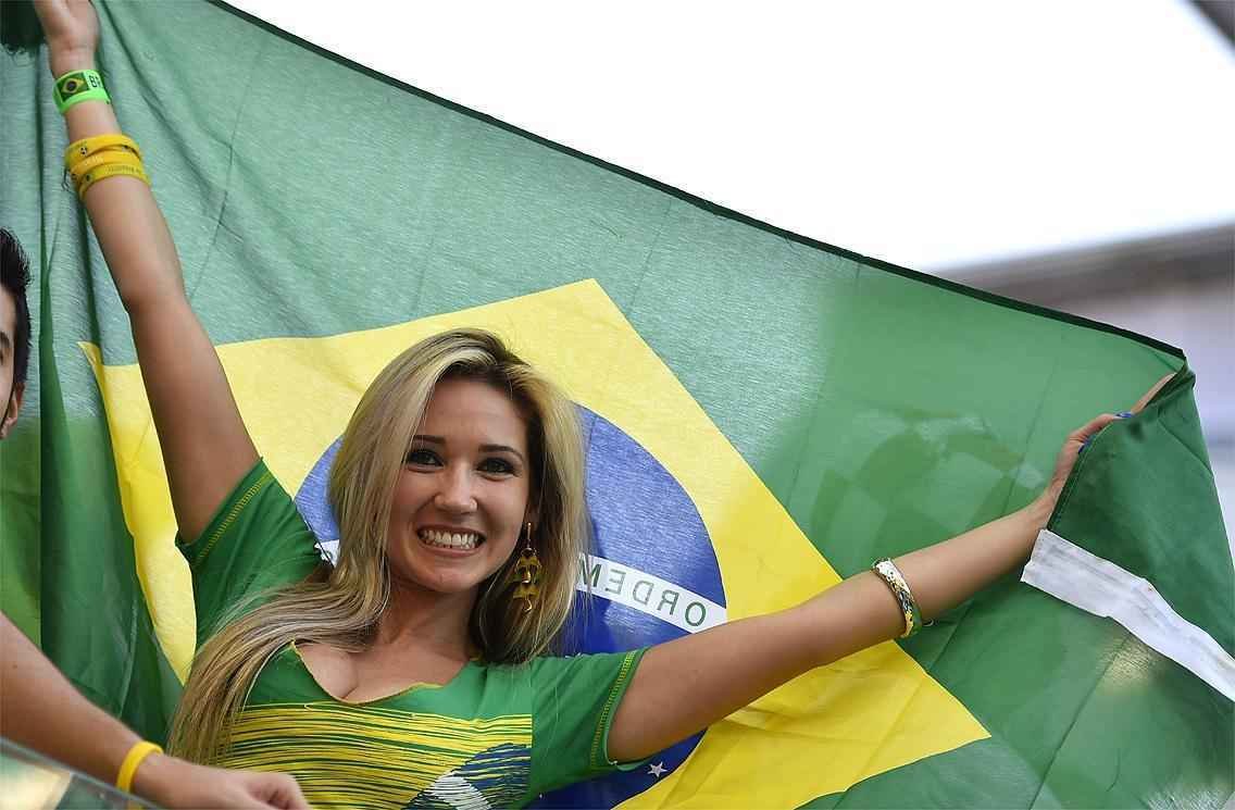 Belas torcedoras compareceram ao Itaquero para assistir a Brasil e Crocia