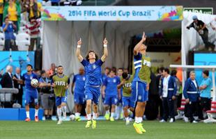 Antes da partida de estreia da Copa do Mundo, jogadores de Brasil e Crocia aquecem na Arena Corinthians, em So Paulo