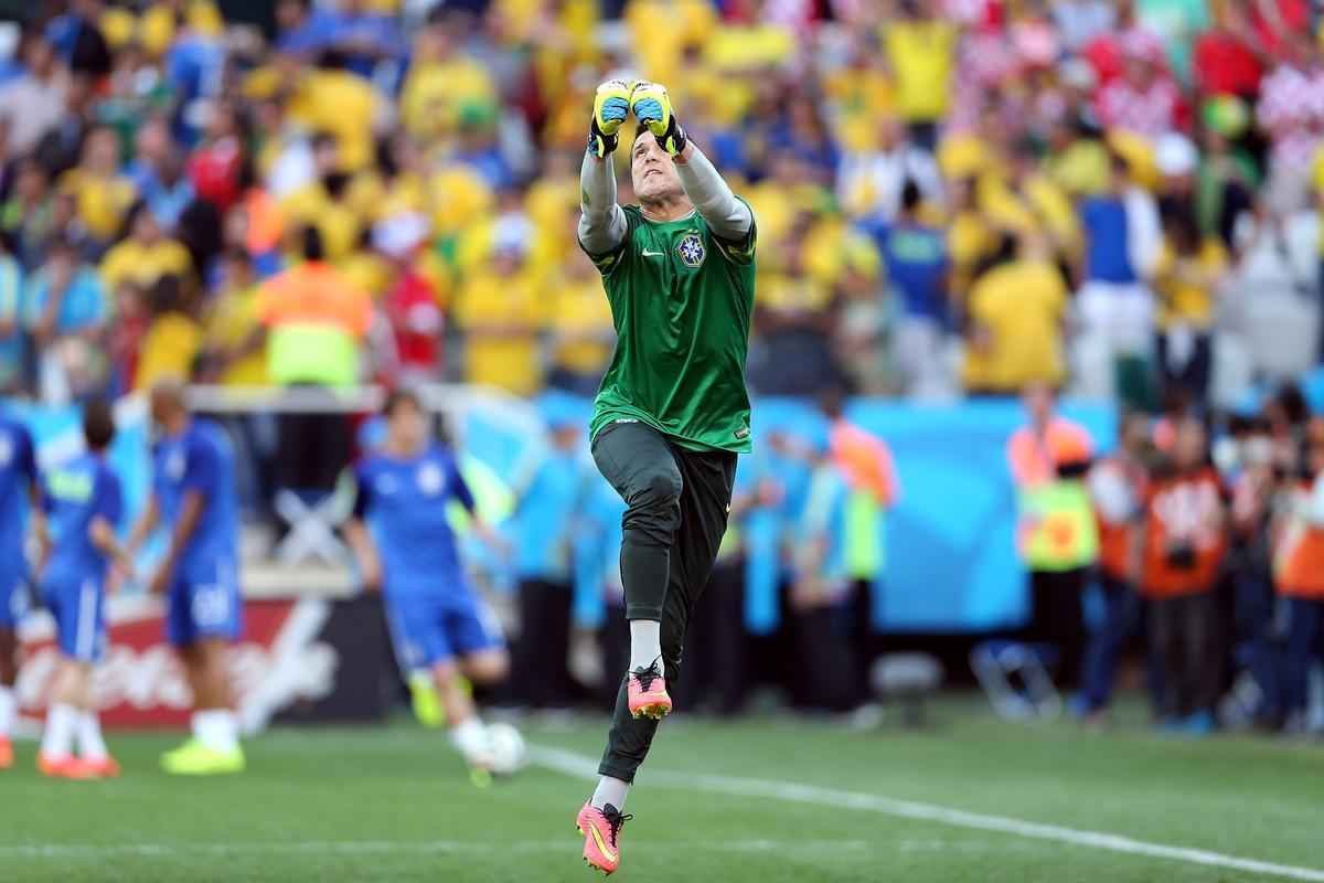 Antes da partida de estreia da Copa do Mundo, jogadores de Brasil e Crocia aquecem na Arena Corinthians, em So Paulo
