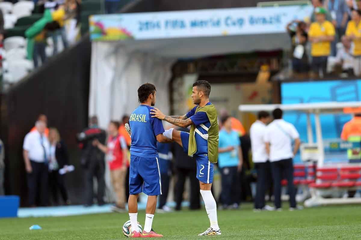 Antes da partida de estreia da Copa do Mundo, jogadores de Brasil e Crocia aquecem na Arena Corinthians, em So Paulo