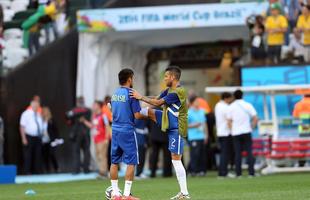 Antes da partida de estreia da Copa do Mundo, jogadores de Brasil e Crocia aquecem na Arena Corinthians, em So Paulo