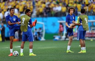 Antes da partida de estreia da Copa do Mundo, jogadores de Brasil e Crocia aquecem na Arena Corinthians, em So Paulo