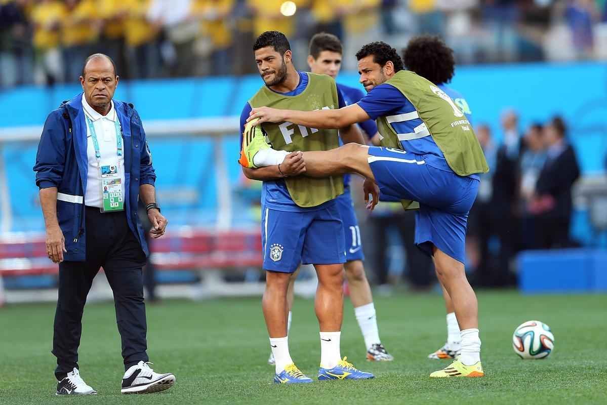 Antes da partida de estreia da Copa do Mundo, jogadores de Brasil e Crocia aquecem na Arena Corinthians, em So Paulo