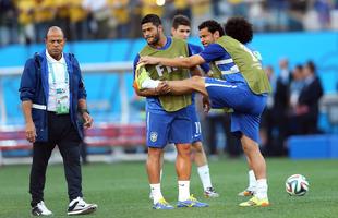 Antes da partida de estreia da Copa do Mundo, jogadores de Brasil e Crocia aquecem na Arena Corinthians, em So Paulo