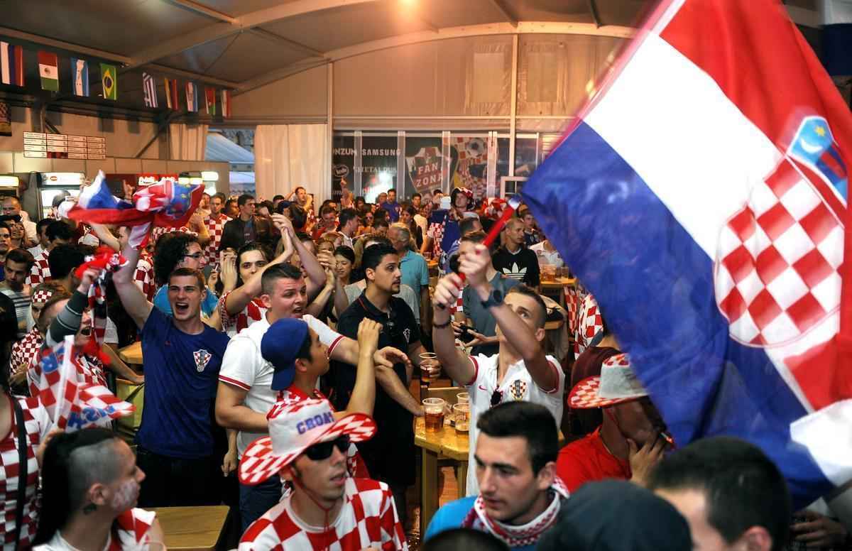 Torcida croata em Zagreb tambm ficou ligada na partida de abertura da Copa do Mundo