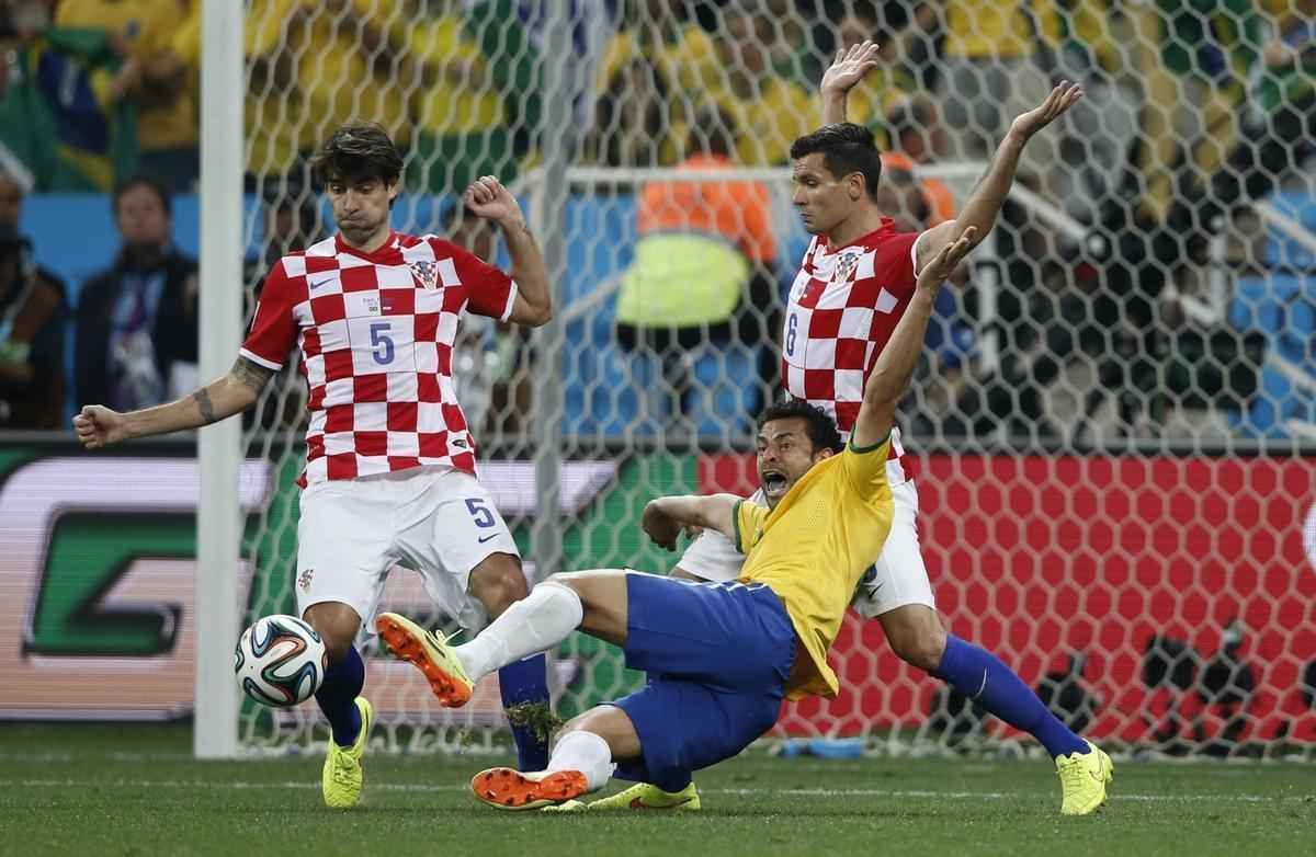 Aos 24 minutos do segundo tempo, o rbitro japons Yuichi Nishimura marcou pnalti inexistente de Lovren sobre Fred