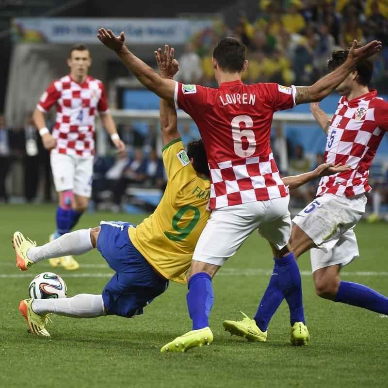 Aos 24 minutos do segundo tempo, o rbitro japons Yuichi Nishimura marcou pnalti inexistente de Lovren sobre Fred