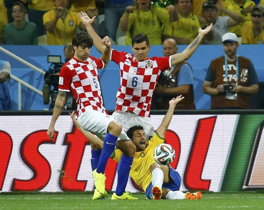 Aos 24 minutos do segundo tempo, o rbitro japons Yuichi Nishimura marcou pnalti inexistente de Lovren sobre Fred