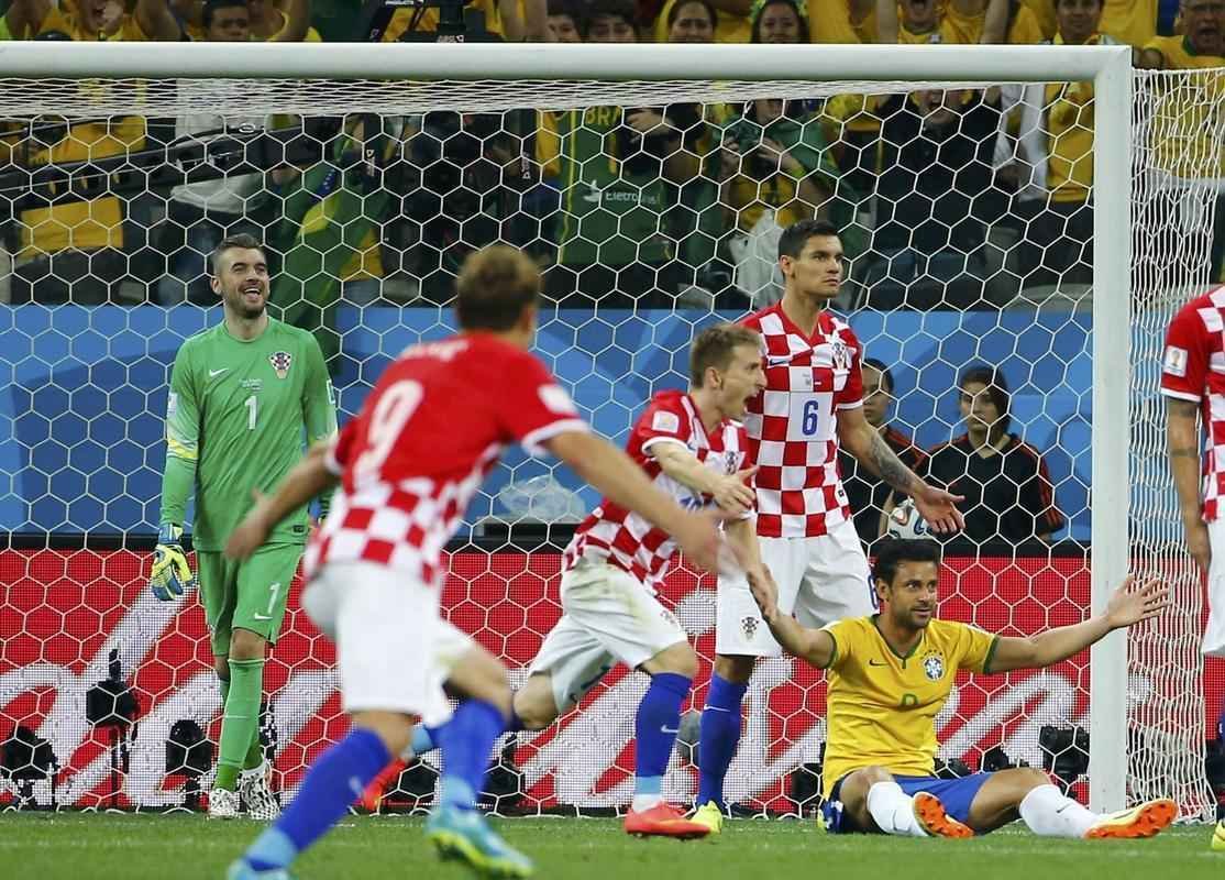 Aos 24 minutos do segundo tempo, o rbitro japons Yuichi Nishimura marcou pnalti inexistente de Lovren sobre Fred