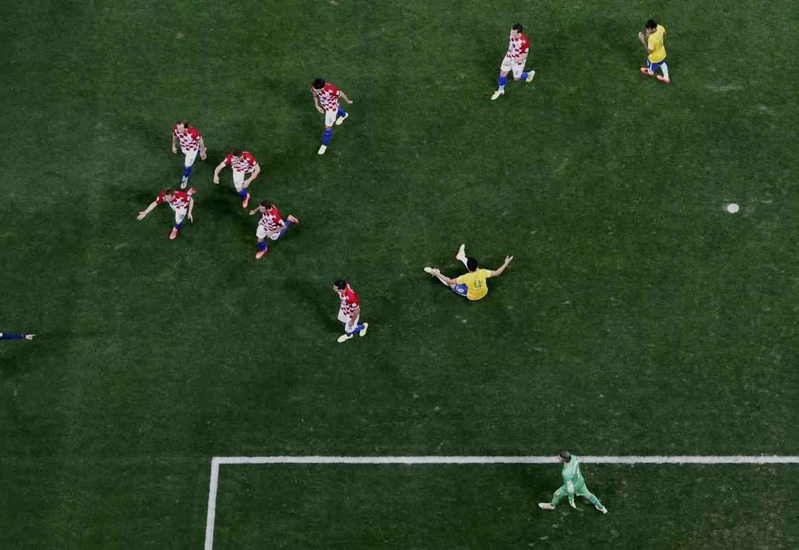 Aos 24 minutos do segundo tempo, o rbitro japons Yuichi Nishimura marcou pnalti inexistente de Lovren sobre Fred