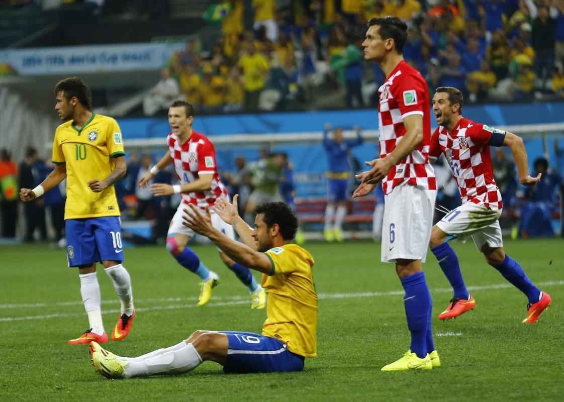 Aos 24 minutos do segundo tempo, o rbitro japons Yuichi Nishimura marcou pnalti inexistente de Lovren sobre Fred