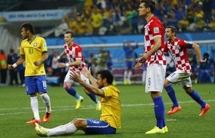 Aos 24 minutos do segundo tempo, o rbitro japons Yuichi Nishimura marcou pnalti inexistente de Lovren sobre Fred