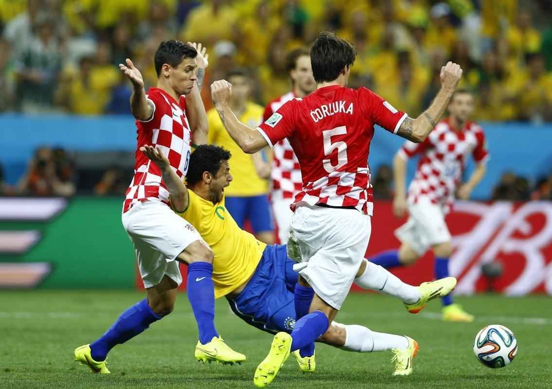 Aos 24 minutos do segundo tempo, o rbitro japons Yuichi Nishimura marcou pnalti inexistente de Lovren sobre Fred