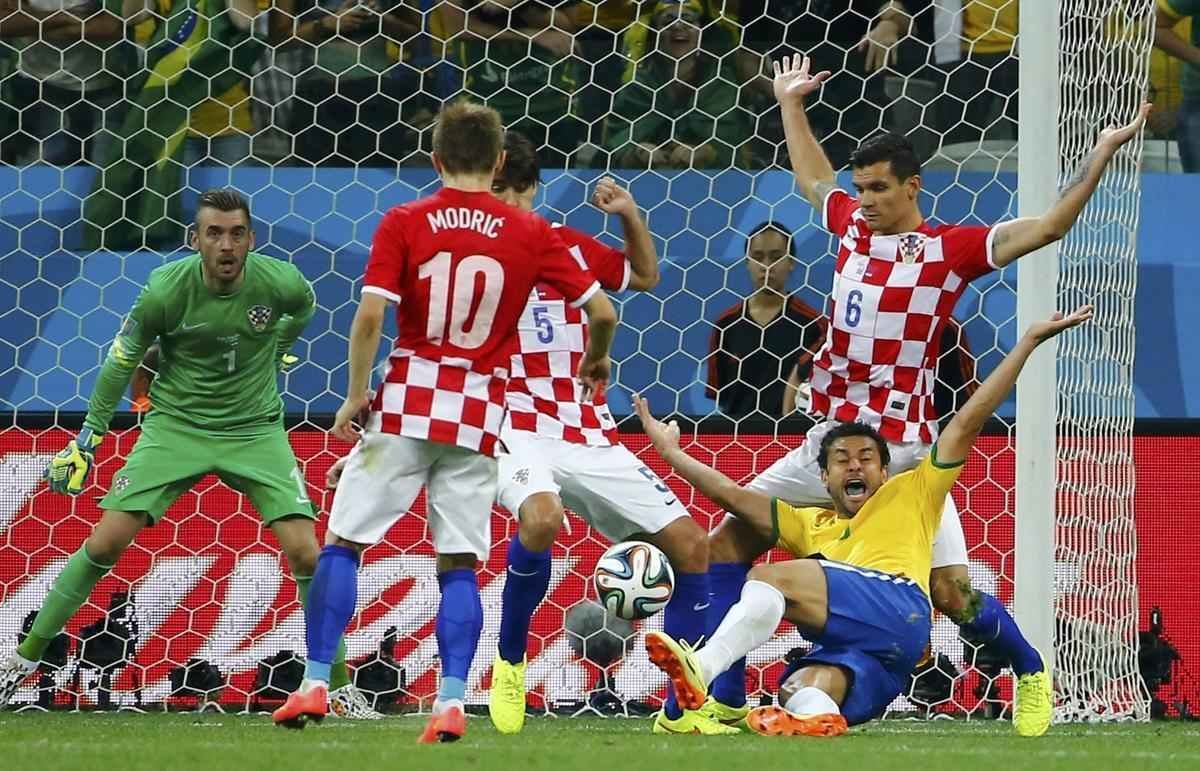 Aos 24 minutos do segundo tempo, o rbitro japons Yuichi Nishimura marcou pnalti inexistente de Lovren sobre Fred