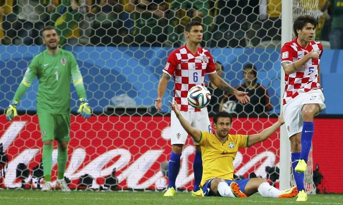 Aos 24 minutos do segundo tempo, o rbitro japons Yuichi Nishimura marcou pnalti inexistente de Lovren sobre Fred