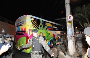 Seleo Colombiana chegou no incio da noite desta quinta-feira a Belo Horizonte, onde faz, no sbado, s 13h, o primeiro jogo na Copa do Mundo contra a Grcia. Jogadores foram recebidos por muitos torcedores na portaria do Hotel Ouro Minas. 