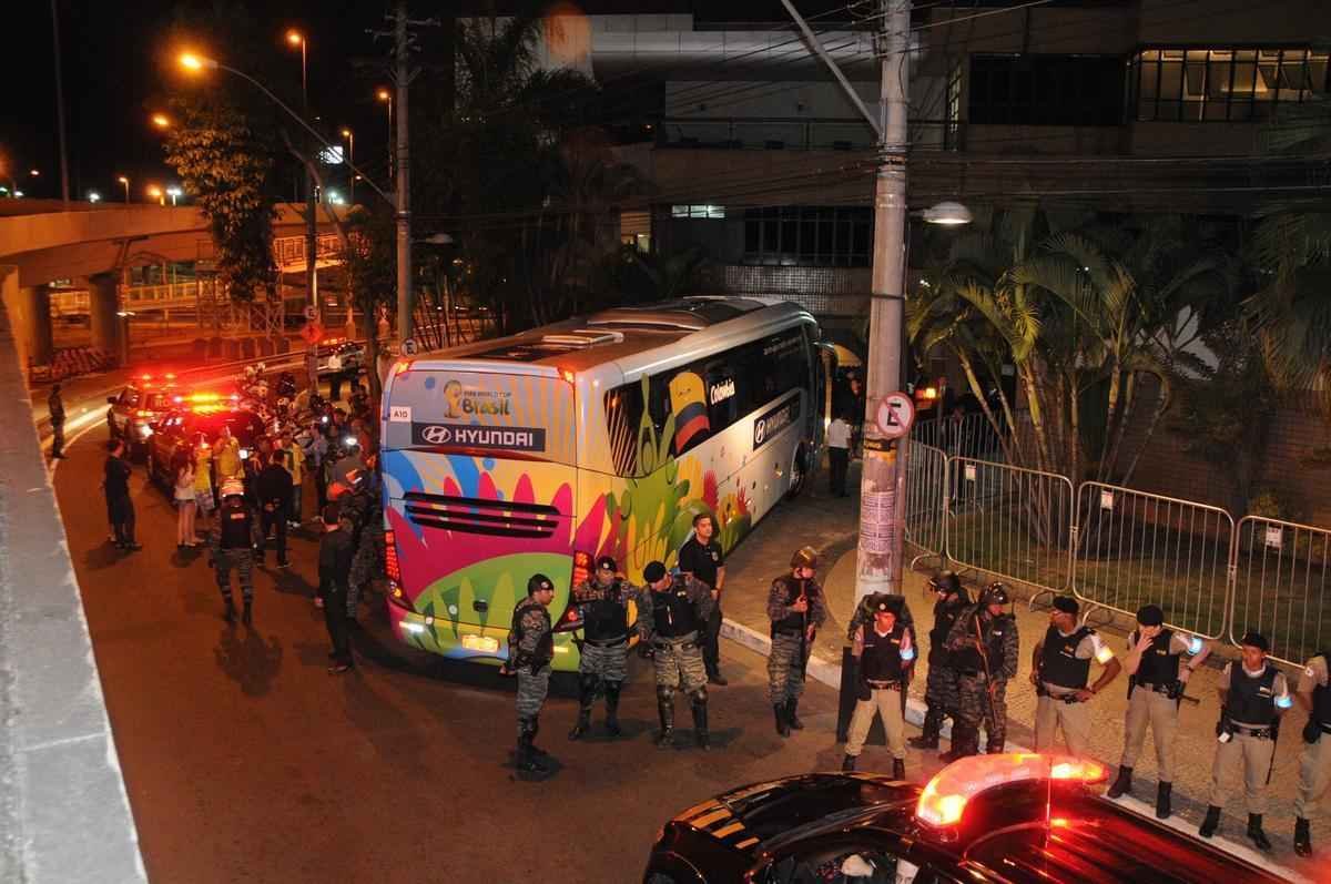 Seleo Colombiana chegou no incio da noite desta quinta-feira a Belo Horizonte, onde faz, no sbado, s 13h, o primeiro jogo na Copa do Mundo contra a Grcia. Jogadores foram recebidos por muitos torcedores na portaria do Hotel Ouro Minas. 