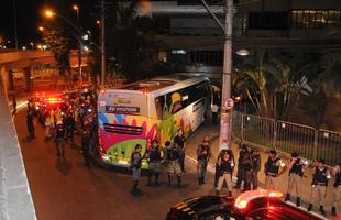 Seleo Colombiana chegou no incio da noite desta quinta-feira a Belo Horizonte, onde faz, no sbado, s 13h, o primeiro jogo na Copa do Mundo contra a Grcia. Jogadores foram recebidos por muitos torcedores na portaria do Hotel Ouro Minas. 