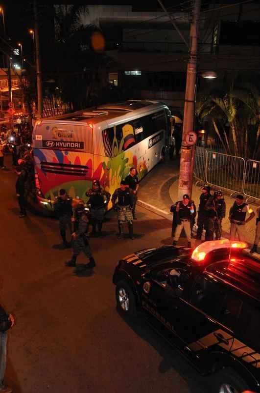 Seleo Colombiana chegou no incio da noite desta quinta-feira a Belo Horizonte, onde faz, no sbado, s 13h, o primeiro jogo na Copa do Mundo contra a Grcia. Jogadores foram recebidos por muitos torcedores na portaria do Hotel Ouro Minas. 