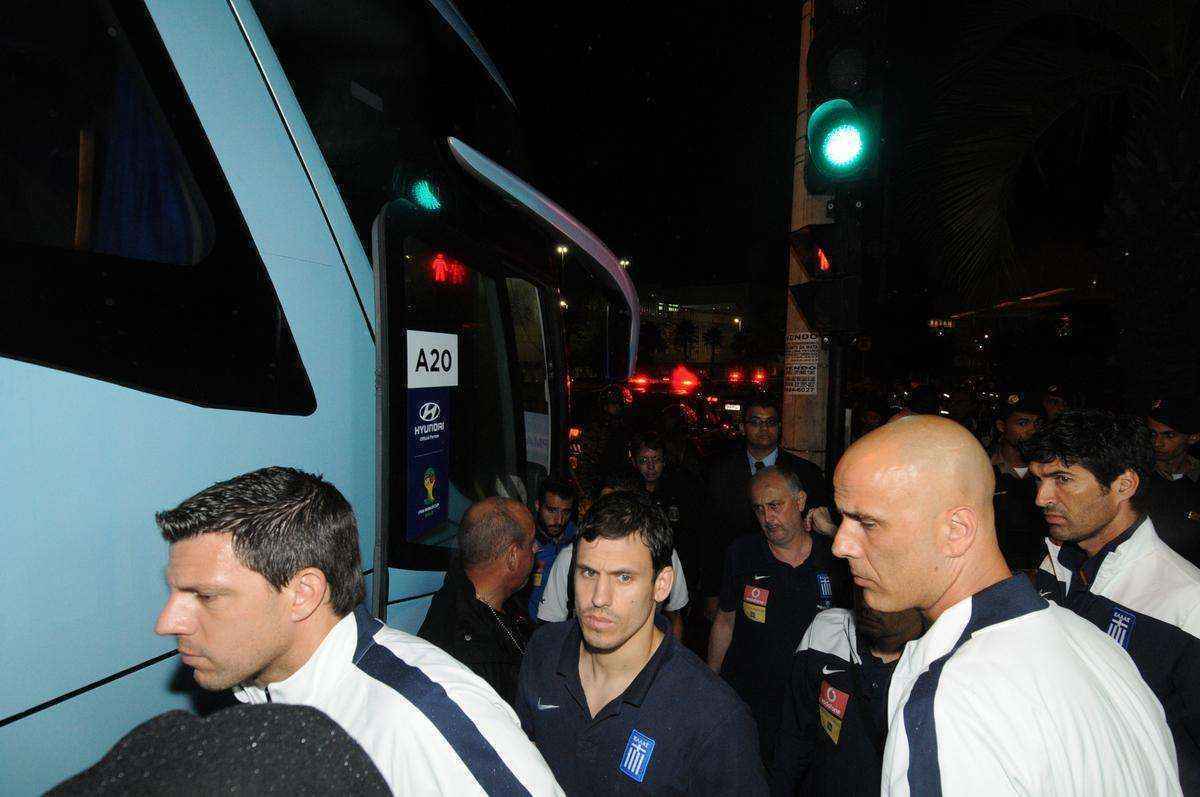 Chegada da Grcia a Belo Horizonte. No sbado, s 13h, no Mineiro, a seleo estreia na Copa contra a Colmbia, que tambm j est na capital mineira. Jogadores no tiveram recepo de fs na portaria do Hotel Caesar Business