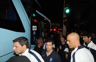 Chegada da Grcia a Belo Horizonte. No sbado, s 13h, no Mineiro, a seleo estreia na Copa contra a Colmbia, que tambm j est na capital mineira. Jogadores no tiveram recepo de fs na portaria do Hotel Caesar Business