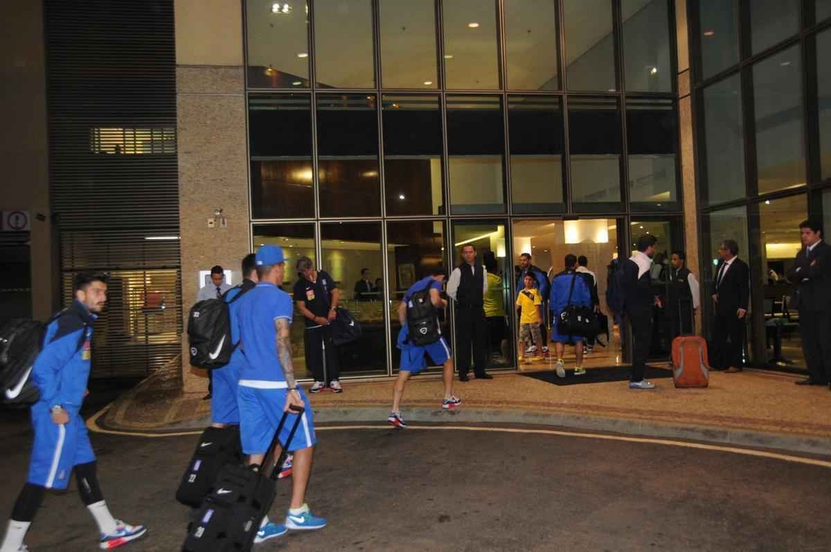 Chegada da Grcia a Belo Horizonte. No sbado, s 13h, no Mineiro, a seleo estreia na Copa contra a Colmbia, que tambm j est na capital mineira. Jogadores no tiveram recepo de fs na portaria do Hotel Caesar Business