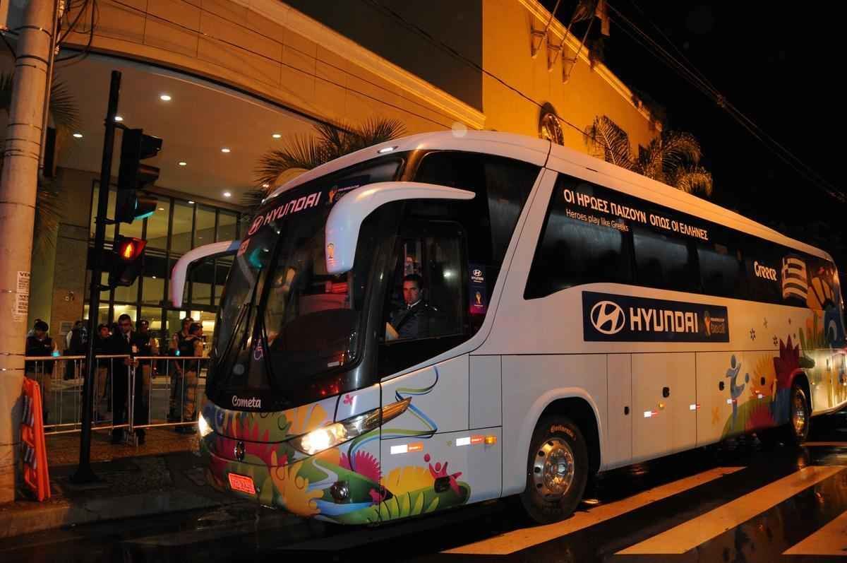Chegada da Grcia a Belo Horizonte. No sbado, s 13h, no Mineiro, a seleo estreia na Copa contra a Colmbia, que tambm j est na capital mineira. Jogadores no tiveram recepo de fs na portaria do Hotel Caesar Business