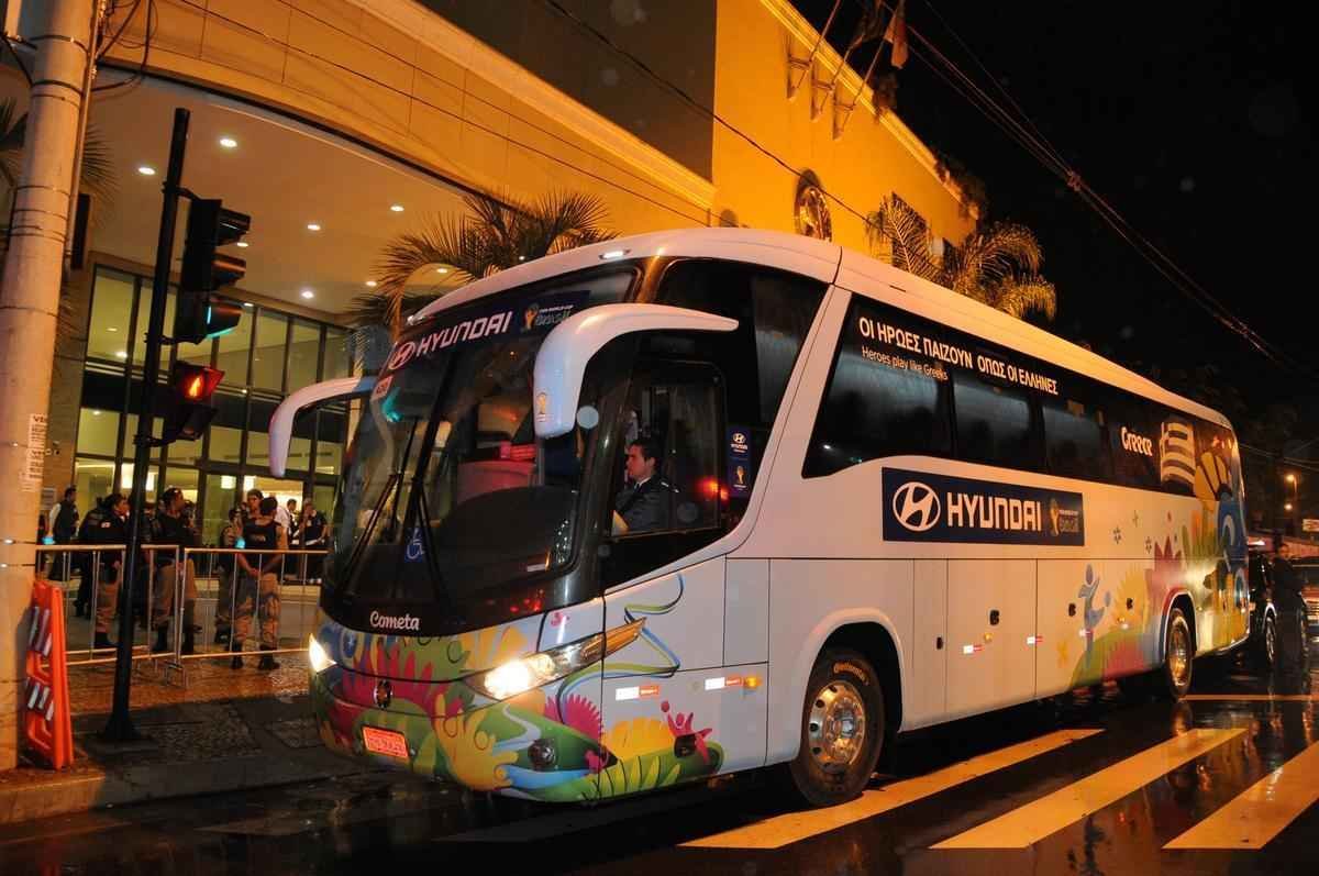 Chegada da Grcia a Belo Horizonte. No sbado, s 13h, no Mineiro, a seleo estreia na Copa contra a Colmbia, que tambm j est na capital mineira. Jogadores no tiveram recepo de fs na portaria do Hotel Caesar Business