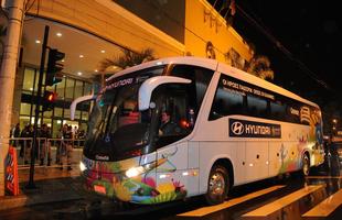 Chegada da Grcia a Belo Horizonte. No sbado, s 13h, no Mineiro, a seleo estreia na Copa contra a Colmbia, que tambm j est na capital mineira. Jogadores no tiveram recepo de fs na portaria do Hotel Caesar Business