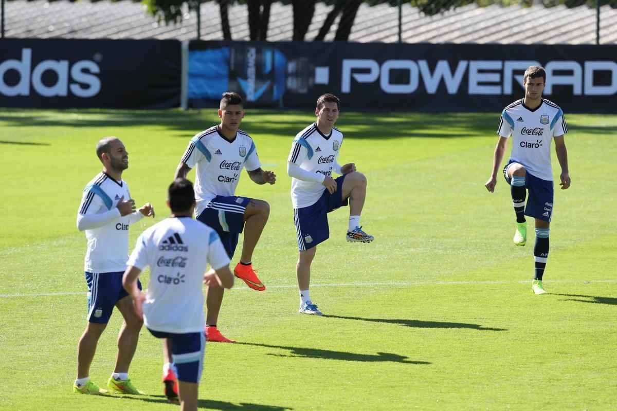 Jornalistas puderam acompanhar apenas o aquecimento do craque Messi e seus companheiros
