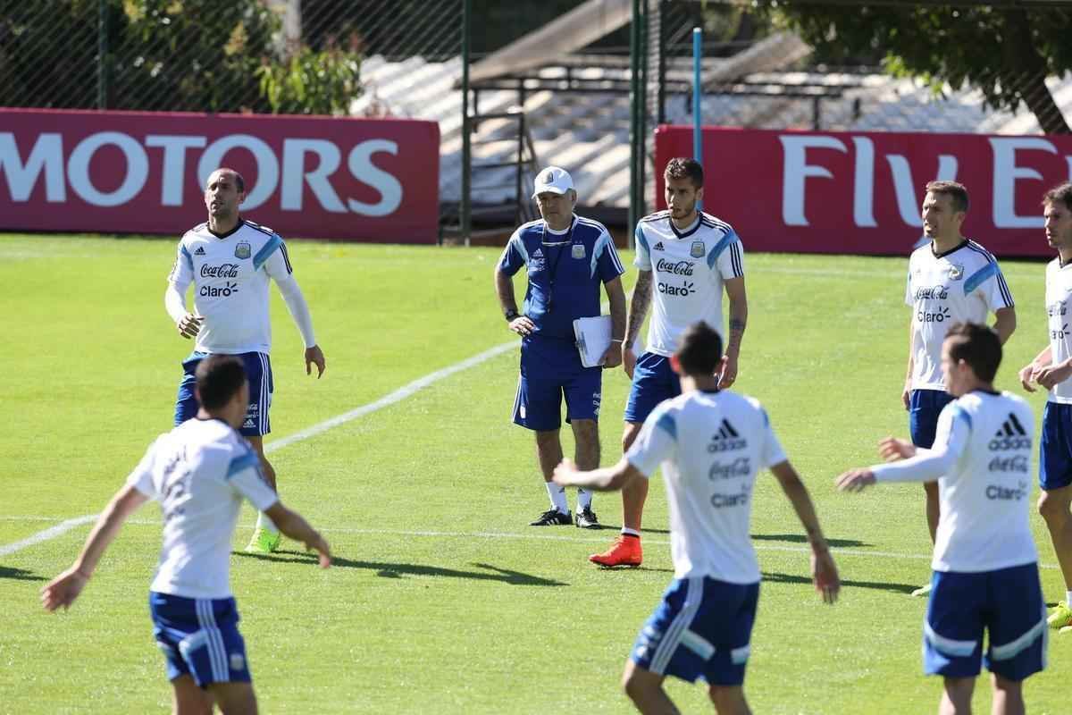 Jornalistas puderam acompanhar apenas o aquecimento do craque Messi e seus companheiros
