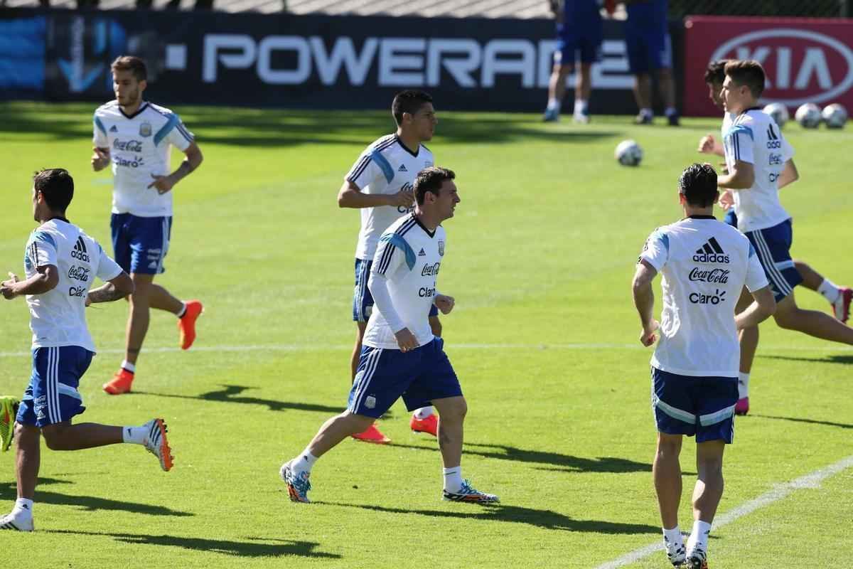 Jornalistas puderam acompanhar apenas o aquecimento do craque Messi e seus companheiros
