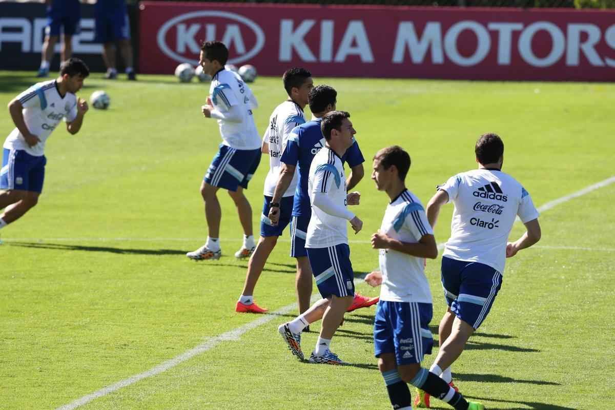 Jornalistas puderam acompanhar apenas o aquecimento do craque Messi e seus companheiros
